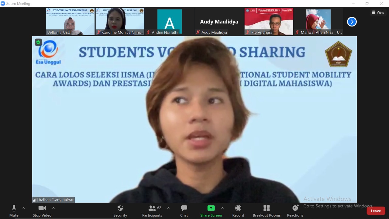 Mahasiswa UEU yang melakukan Voice and Sharing